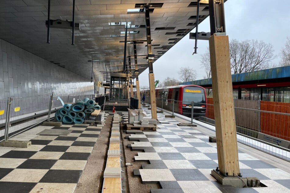 Der neue Bahnsteig an der U1-Haltestelle Sengelmannstraße ist noch nicht fertig.