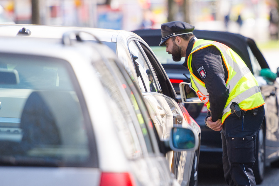 Polizisten fanden bei einer Kontrolle in Salzwedel ein Verkehrszeichen und eine Baustellenbeleuchtung in dem Auto eines 20-Jährigen. (Symbolbild)