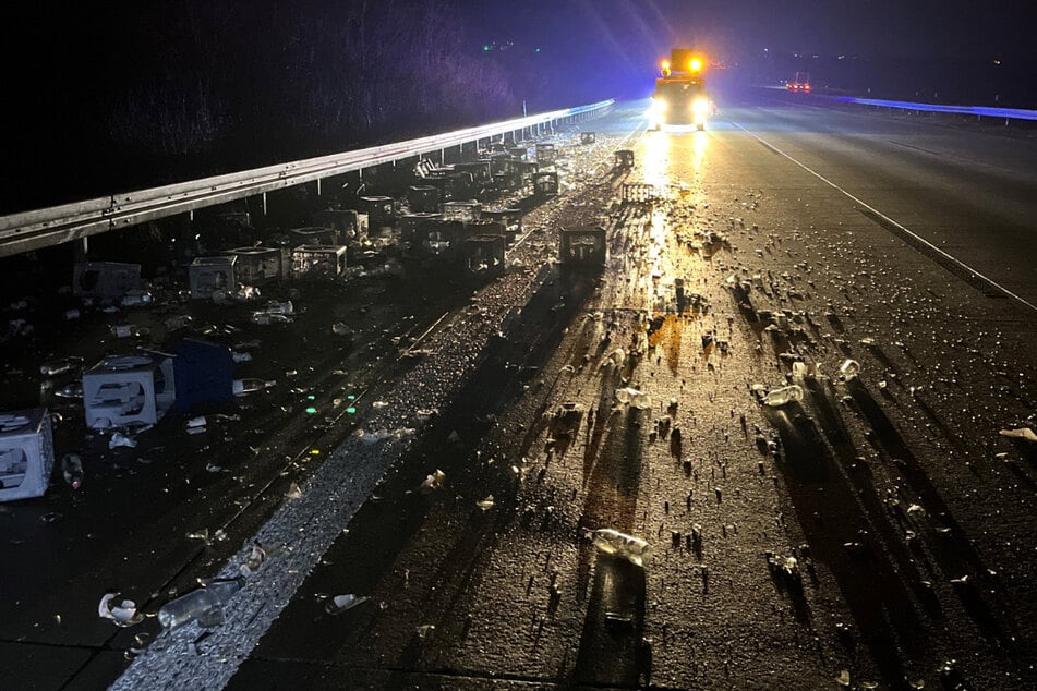 Die Glasflaschen verteilten sich auf dem Standstreifen und der rechten Fahrspur.