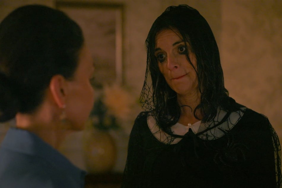 Gabriella (r.) ist mit ihrem Halloween-Kostüm in einen Regenguss geraten.