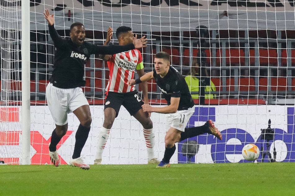 Christos Tzolis (19, r.) bejubelt einen Treffer in der UEFA Europa League über PSV Eindhoven.