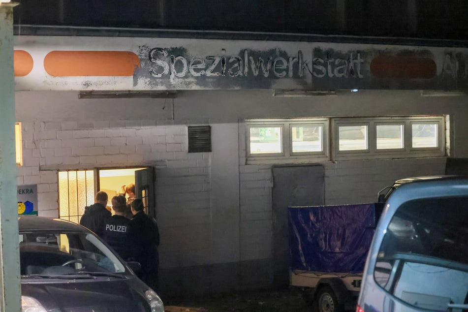 Eine Autowerkstatt in Remscheid soll in Zusammenhang mit der kriminellen Bande stehen.