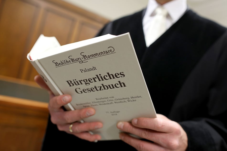 Arbeiten über 67 Jahre hinaus? In NRW wollen CDU und Grüne Richtern diese Möglichkeit einräumen. Damit soll auch dem Fachkräftemangel in der Justiz entgegengewirkt werden. (Symbolbild)