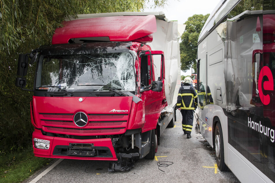 Der Schulbus und der Laster stießen frontal zusammen.