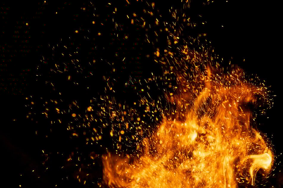 Die Ursache für das Feuer ist bislang noch unbekannt. (Symbolbild)