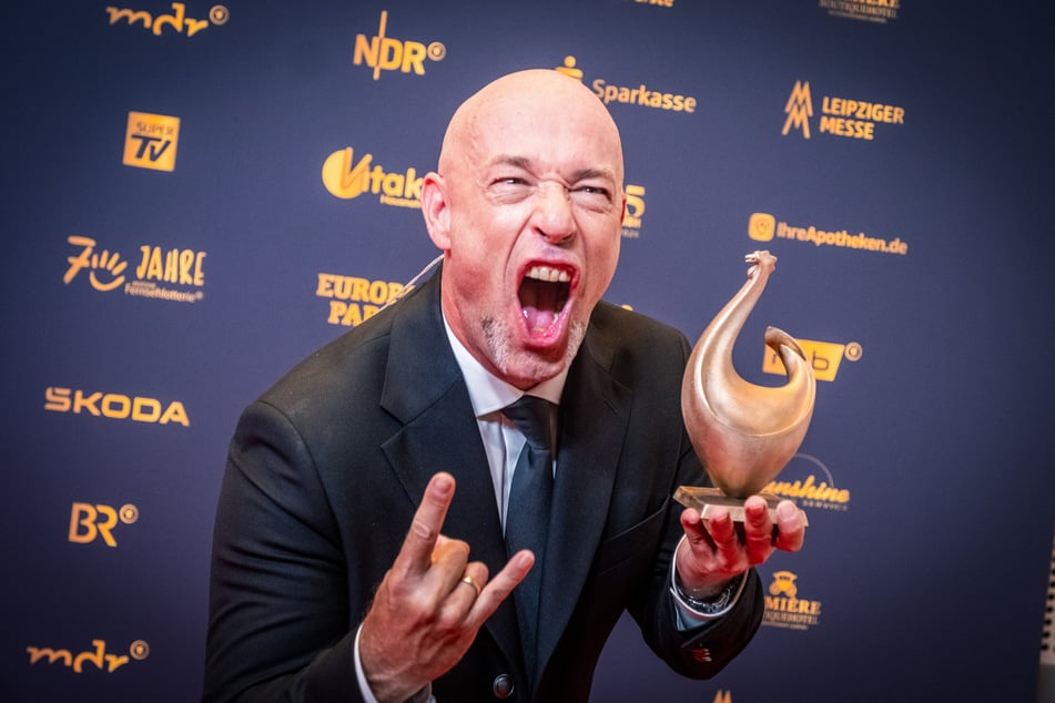 Der Graf von Unheilig (56) freute sich offensichtlich über seine "Goldene Henne".