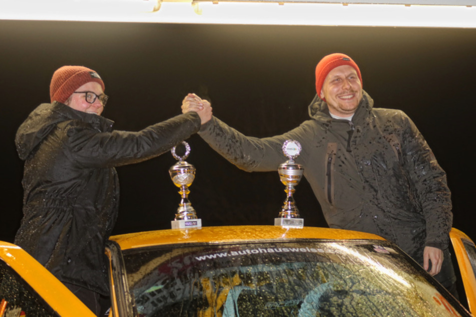 Frederike Sandberg (29, l.) und Stefan Weigel (34, r.) vom Chemnitzer AMC haben bei der Lausitz Rallye 2024 den zweiten Platz geholt.