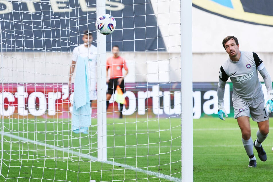 Tor für Saarbrücken! Aue-Keeper Martin Männel schaut dem Ball hinterher.