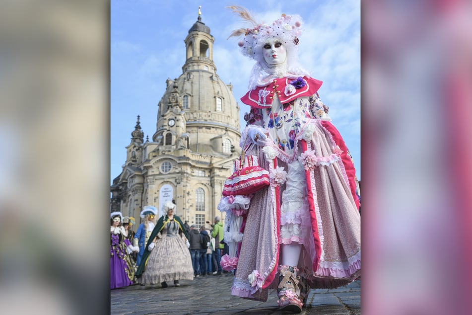 Opulent kostümiert und natürlich mit Masken spazieren die Liebhaber des Elbvenezianischen Carnevals durch die Altstadt.