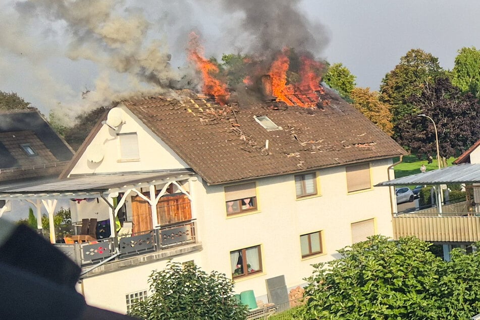 Warum das Feuer im Dachgeschoss des Mehrfamilienhauses ausgebrochen ist, ist noch unklar.