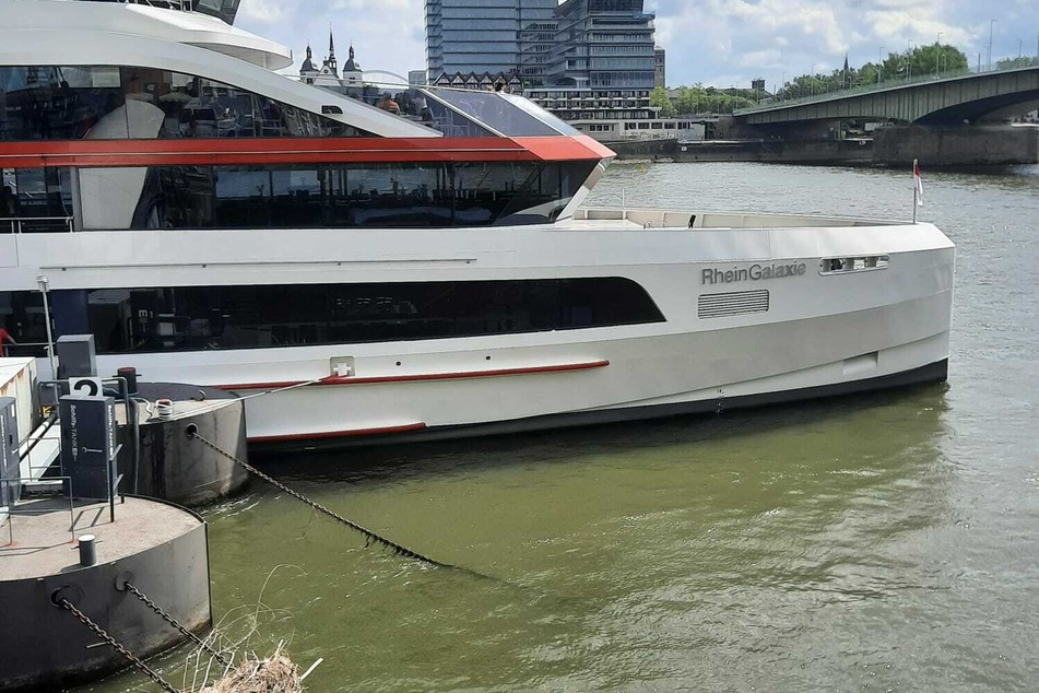 The ship of Köln-Düsseldorfer Rheinschiffahrt GmbH has its home port in Düsseldorf.