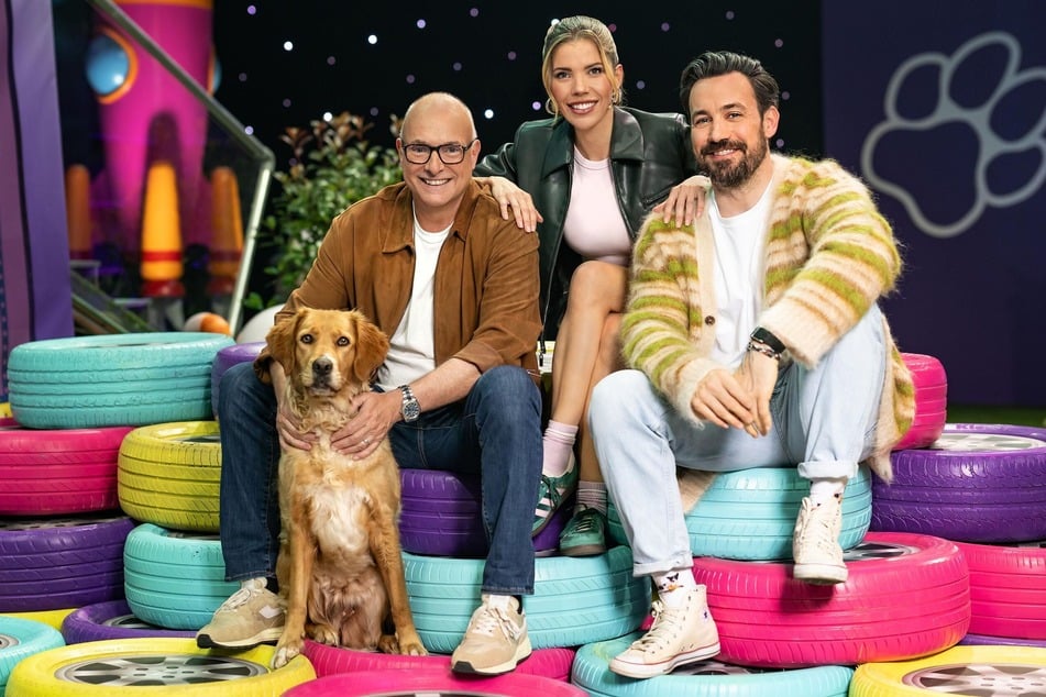 El dúo de comentaristas Jan Köppen (dcha.) y Frank "Buschi" Buschmann con la nueva reportera de campo Victoria Swarovski y su perra Pebbles.