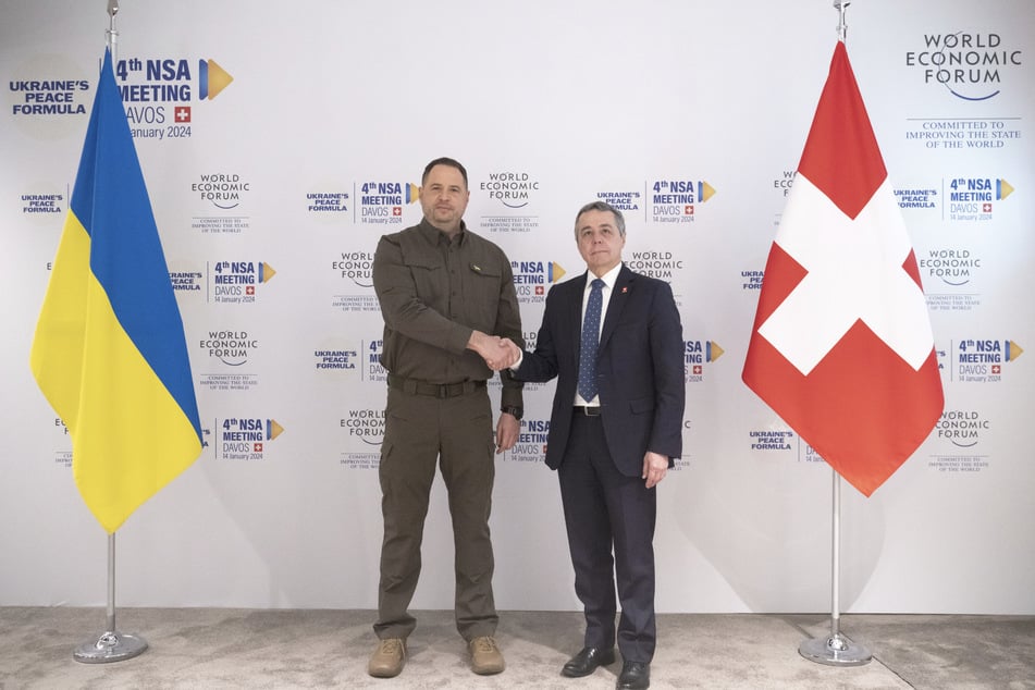 Andriy Yermak (l), Leiter des ukrainischen Präsidialamtes, Bundesrat Ignazio Cassis aus der Schweiz schütteln sich die Hände vor dem 4. Treffen der Nationalen Sicherheitsberater (NSA) zur Friedensformel für die Ukraine.