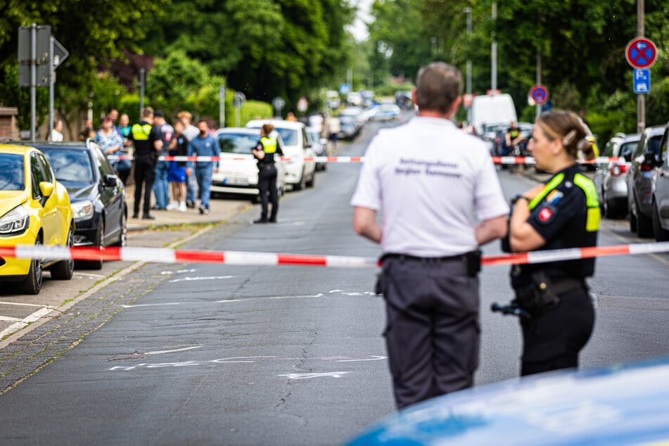 Einsatzkräfte von Polizei und Rettungsdienst stehen an der Unfallstelle im niedersächsischen Seelze.