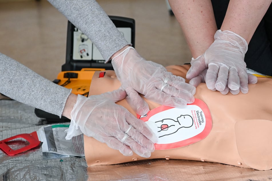 Berlin: Jeder Schüler ein Lebensretter? Berlin bringt Unterricht für Reanimation an den Start
