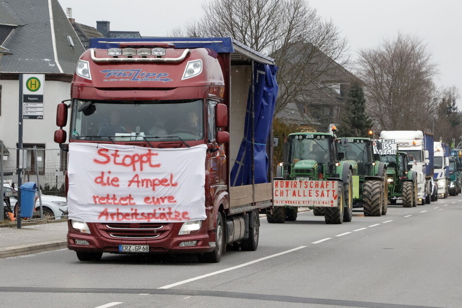 In Chemnitz ist ein Korso aus Traktoren und Lkw auf der B174 unterwegs.