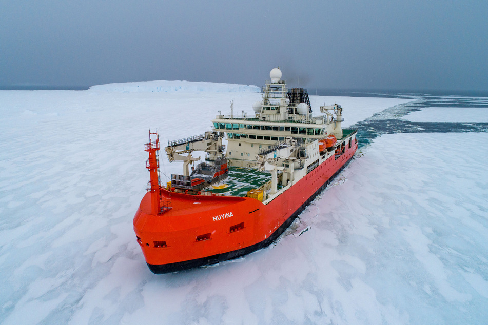 Der australische Eisbrecher "RSV Nuyina" hat in der Forschungsstation Casey in der Antarktis nach langer Fahrt eine erkrankte Person an Bord geholt.