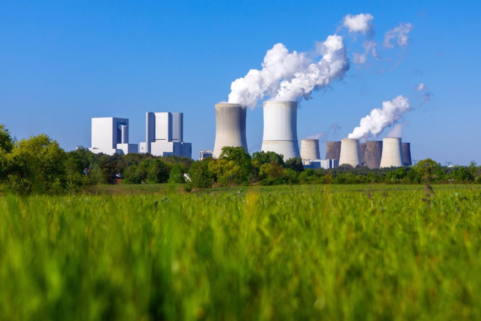 Noch geht im Kraftwerk Boxberg Braunkohle durch den Schornstein. Künftig soll am Standort eine Verbrennungsanlage ausschließlich für Klärschlamm entstehen.
