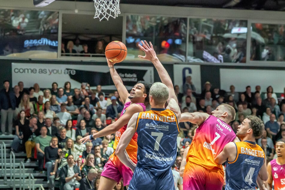 Stark! Niners-Spieler Jacob Gilyard (l.) brachte die Chemnitzer nach der Halbzeit wieder in Führung.