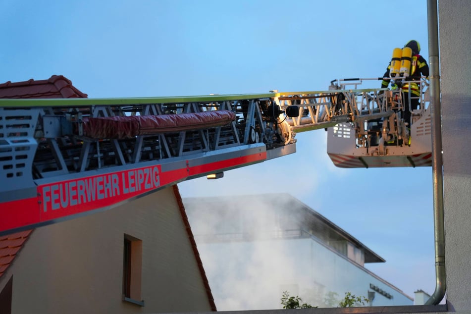 Leipzig: Zeugen hören Knallgeräusche aus Haus: Feuerwehr in Connewitz im Einsatz
