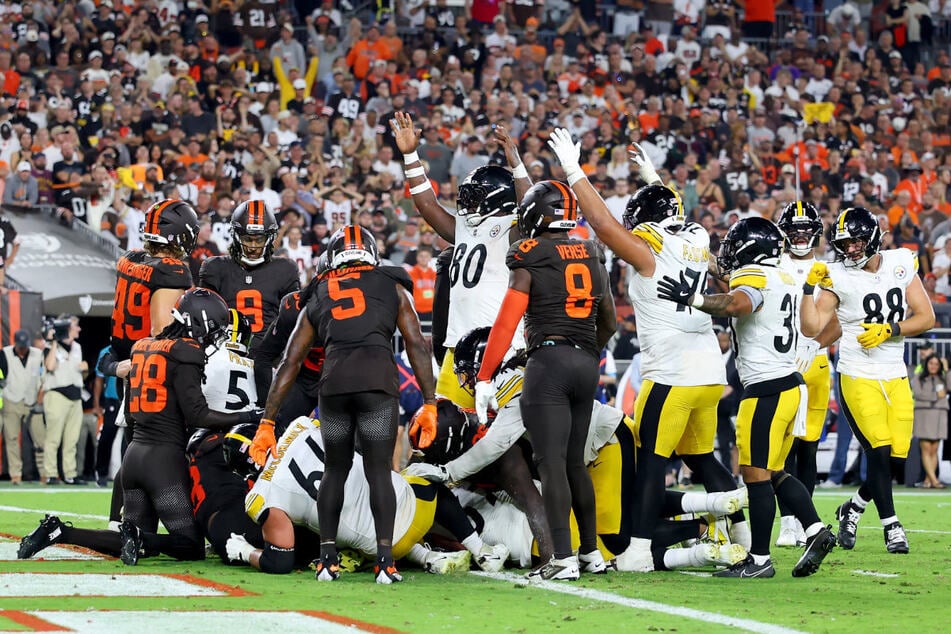 Kurz vor Ende gelang den Steelers (weiß/gelb) mit einer erfolgreichen Two-Point-Conversion der Ausgleich. Sekunden vor Abpfiff gewannen jedoch die Cleveland Browns.