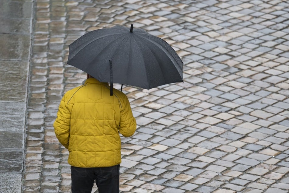 In den kommenden Tagen sollte der Regenschirm nicht fehlen - es bleibt kühl und nass in Sachsen.