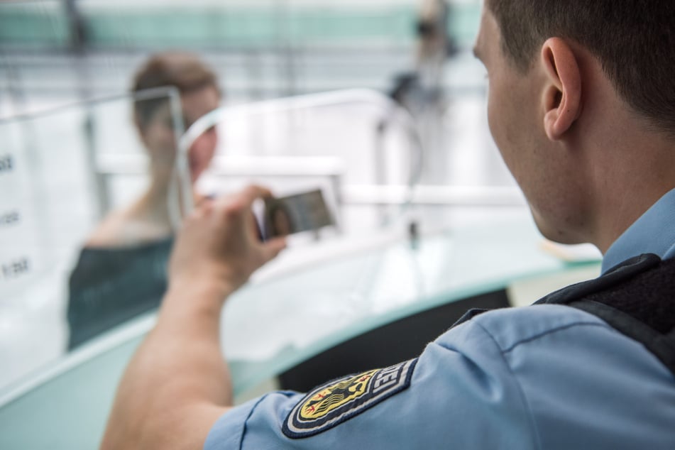 Bei der Passkontrolle sah sich ein Bundespolizist in München mit einem unmoralischen Angebot konfrontiert. (Symbolbild)