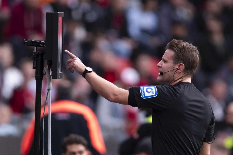 Sinnbildlich für die immer drastischer abnehmende Qualität der Bundesliga-Schiedsrichter war Dr. Felix Brych (49) beim Spiel zwischen Leverkusen und Frankfurt.