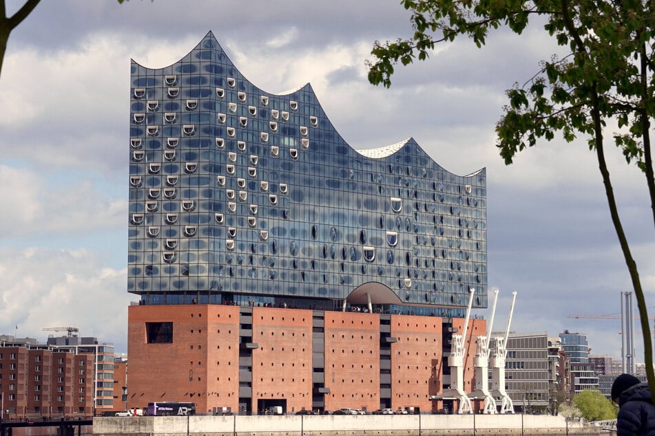 Die Hamburger Elbphilharmonie hat über das Elffache der eigentlich geplanten Ausgaben gekostet. (Archivbild)