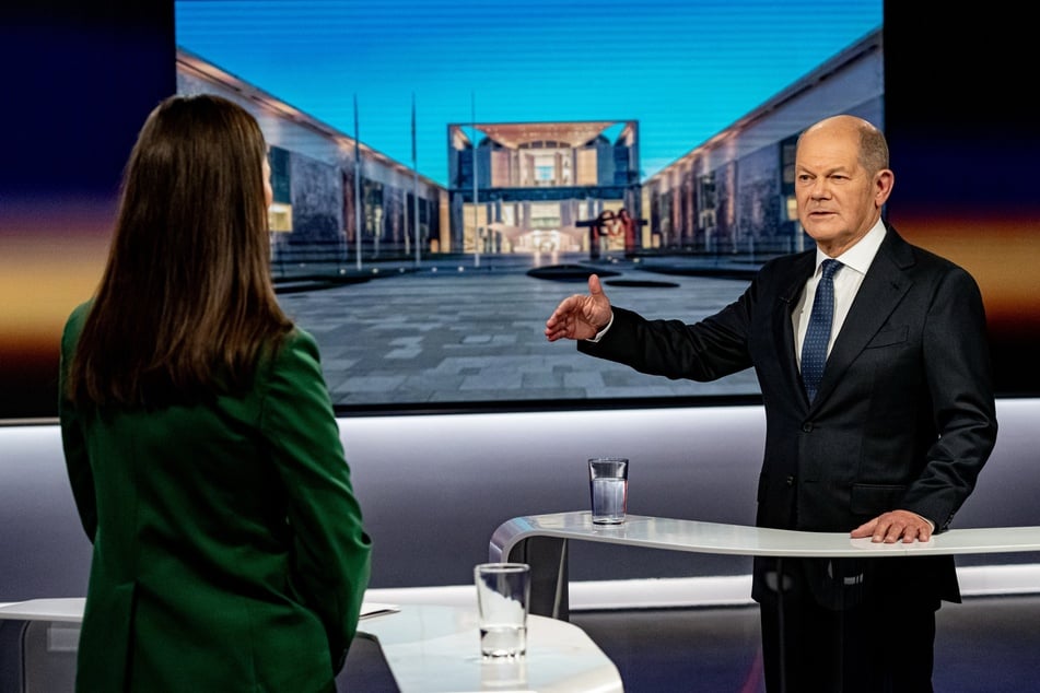 Bundeskanzler Olaf Scholz (SPD, 66) spricht mit Pinar Atalay, Moderatorin, bei der Aufzeichnung eines Interviews für die Sendung "RTL Direkt".