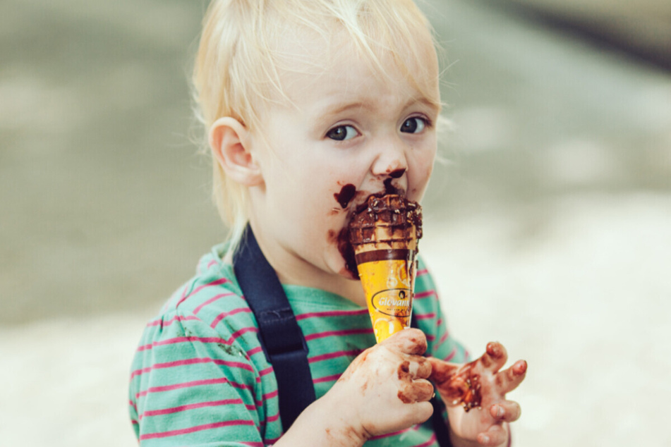 Beim Eisessen können schnell mal Schokoladenflecken entstehen, die man dann beseitigen muss. (Symbolbild)