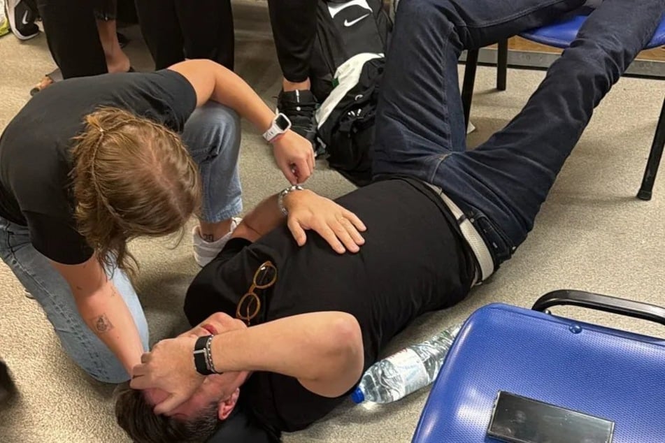 Hochlegen der Beine: Sporting-Cheftrainer Ricardo Costa (49) hatte offenbar mit Kreislaufproblemen zu kämpfen.