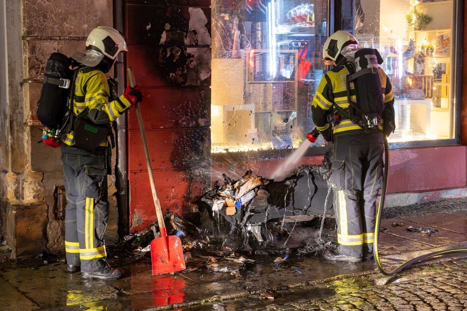 Bei dem Versuch, das Feuer selbst zu löschen, verletzte sich ein Zeuge leicht.