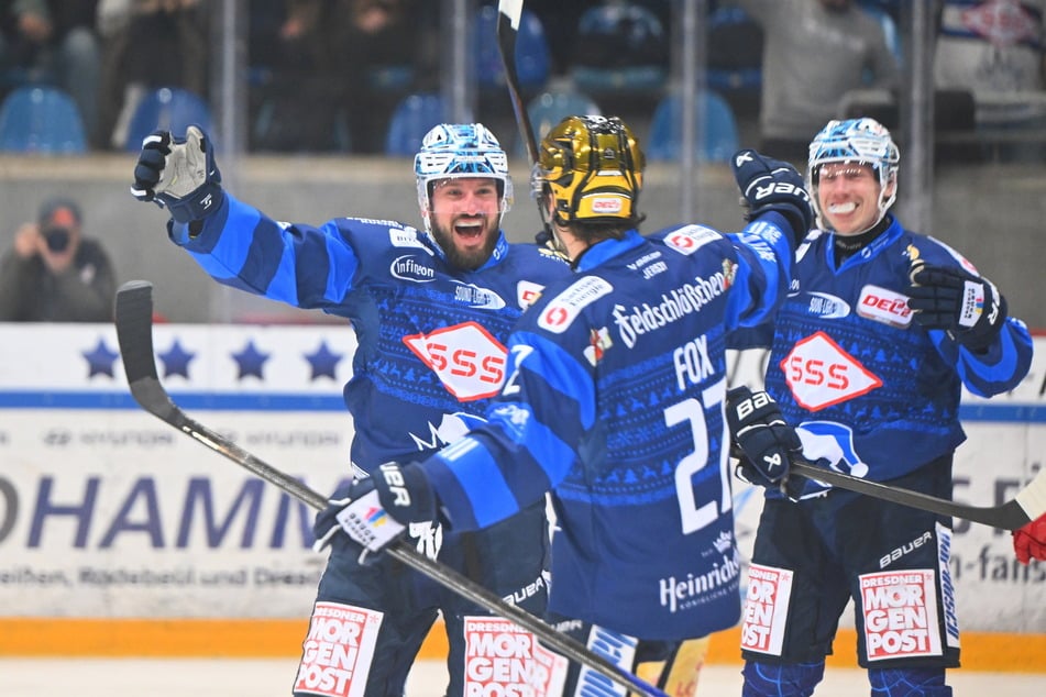 Travis Turnbull (38, v.l.), Dane Fox (31) und Tariq Hammond (31) konnten am Sonntag nicht aktiv jubeln. Sie saßen auf der Tribüne.