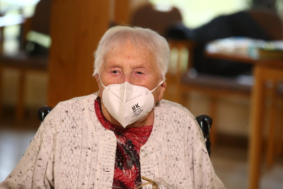 "Ich bin als Kind schon mit Impfungen aufgewachsen", sagte die Seniorin.