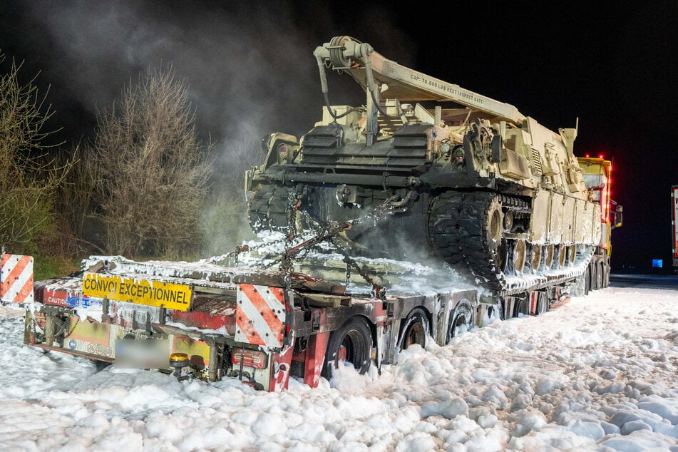 Feuer-Alarm an der A4 bei Chemnitz: Mitten in der Nacht brannte ein Tieflader auf der Raststätte Rossauer Wald. Dieser hatte einen Panzer geladen.