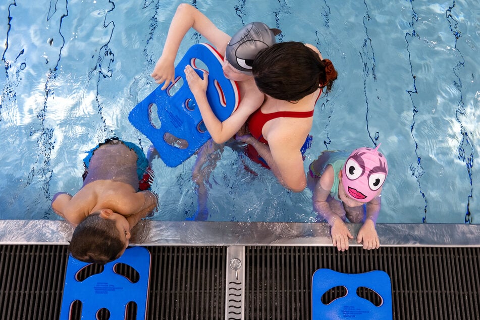 Schwimmbäder fehlen vielerorts: Dadurch fällt der Schwimmunterricht in NRW immer wieder aus. (Symbolfoto)