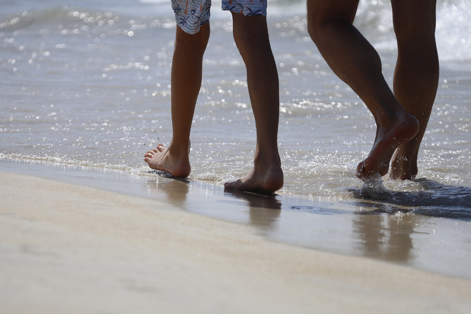 Urlauber am Strand von Arenal auf Mallorca.