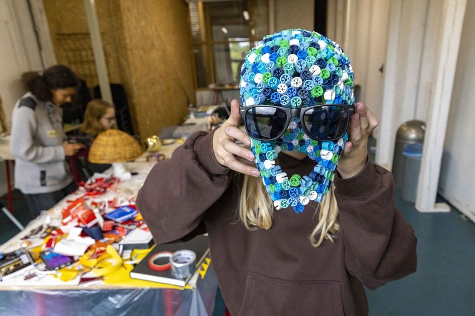 Frieda (12) kreierte ein Kunstobjekt aus Größenmarkern.