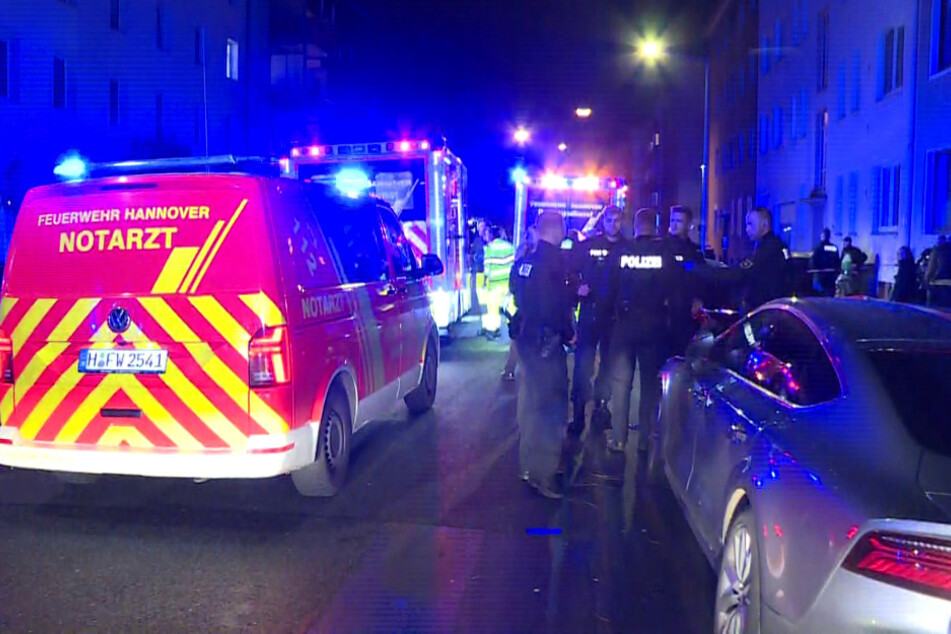 Vor einem Mehrfamilienhaus in Hannover ist am Dienstagabend eine tote Frau gefunden worden. In dem Haus war ein schwer verletzter Mann.