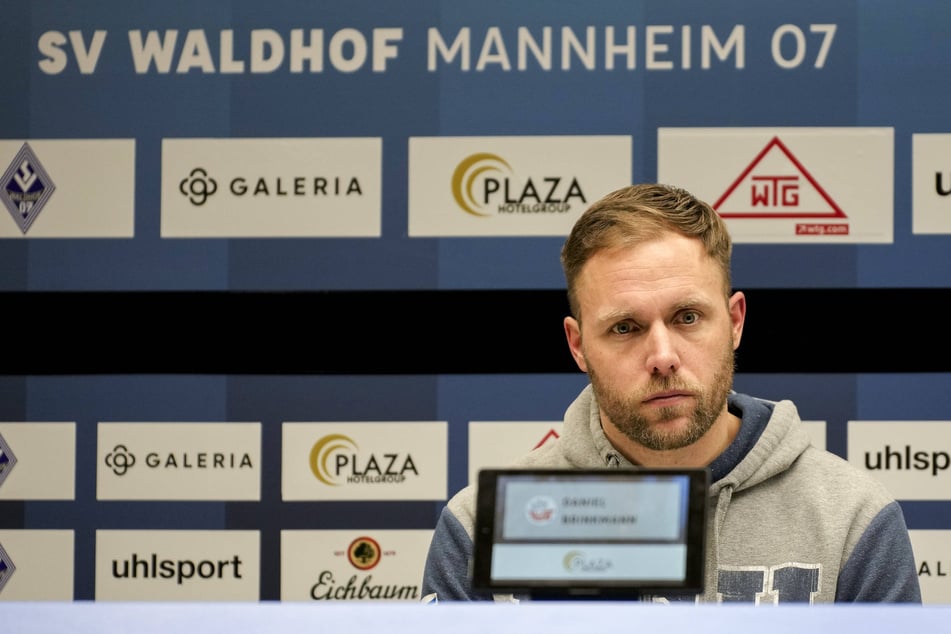 Hansa Rostocks Trainer Daniel Brinkmann (39) fand nach der 0:5-Pleite in Mannheim deutliche Worte.