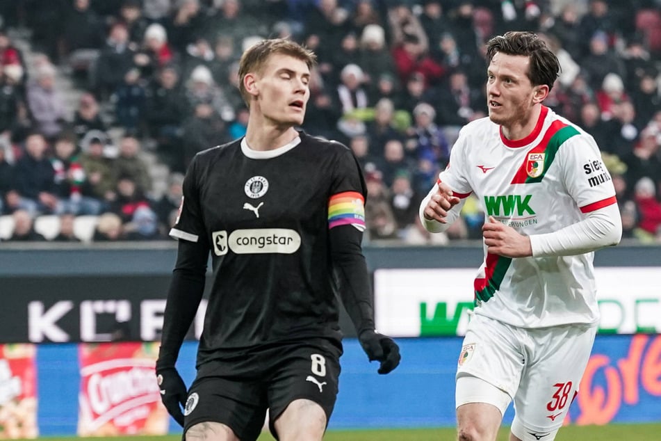 Michael Gregoritsch (r) schoss seinen Ex-Verein mit einem Doppelpack weiter in die Krise.