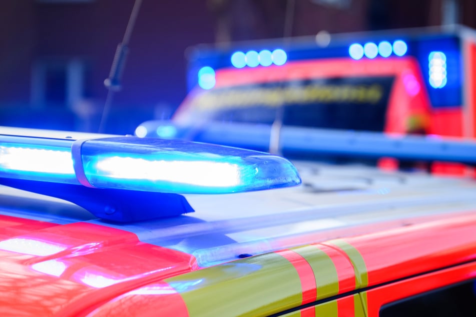 Rettungswagen brachten die vierköpfige Familie in Krankenhäuser. Den Peugeot-Fahrer (47) transportierte ein Rettungshubschrauber. (Symbolfoto)