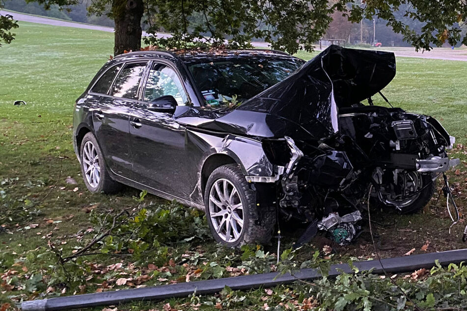 Drei Verletzte auf dem Olympiagelände: Audi reißt Straßenlaterne um