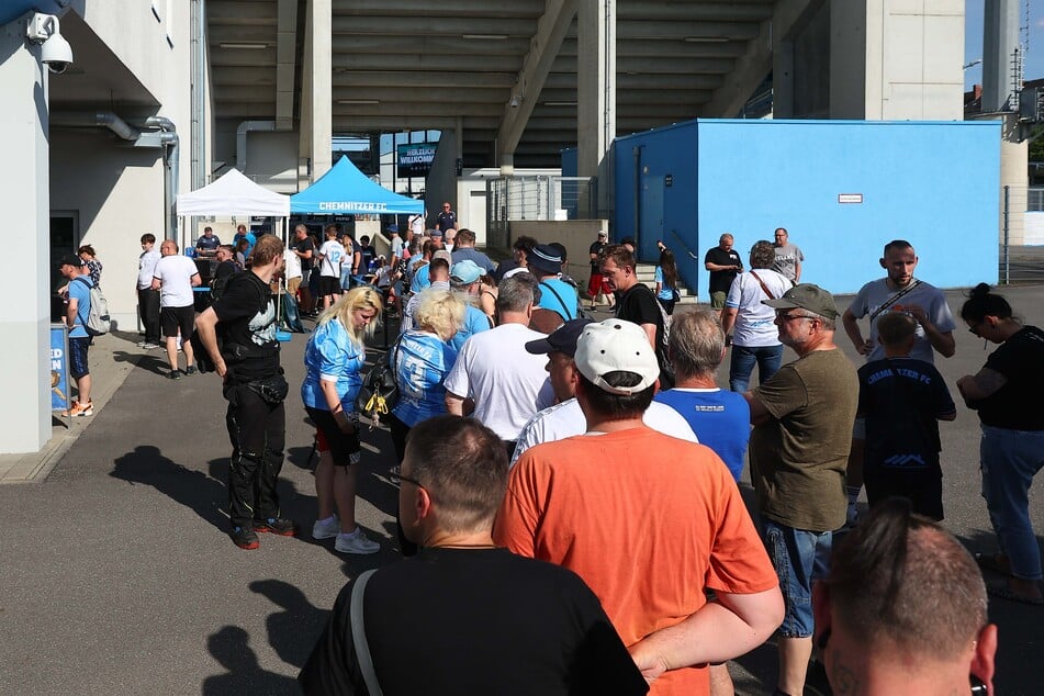 Rund 1200 Fans waren beim Trainingsauftakt dabei.