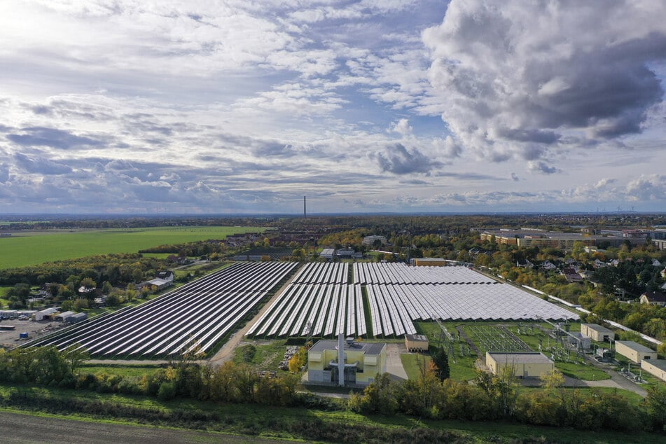 Die den Bauherren zu Folge größte Solarthermieanlage Deutschlands soll ab Mai 2026 Fernwärme ins Leipziger Netz liefern.