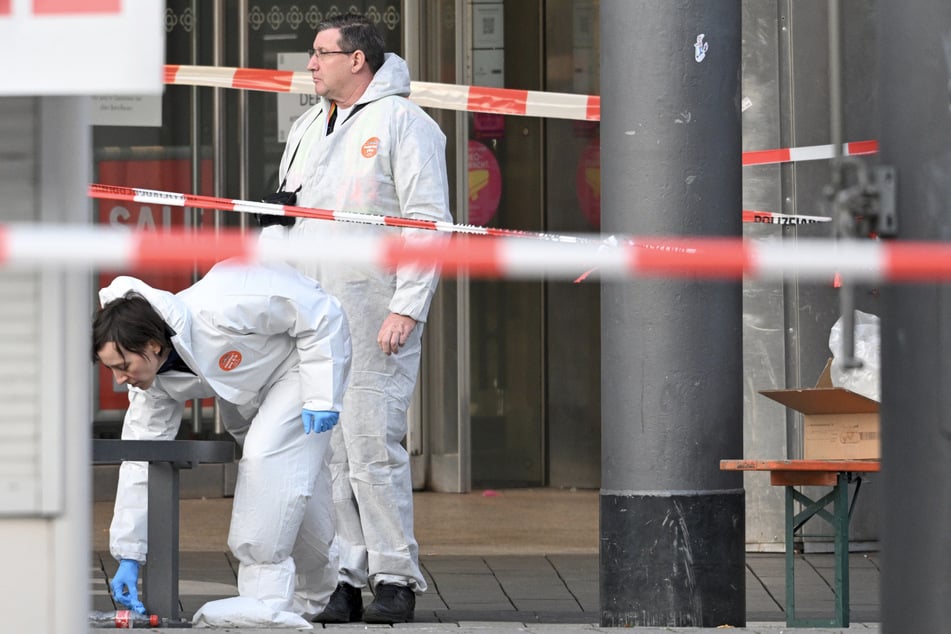 Ermittler sicherten in der Mannheimer Innenstadt Spuren, setzen daraus ein Bild zur Tat zusammen.