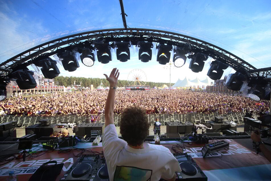 Ein DJ tritt beim Musikfestival "Airbeat One" auf.