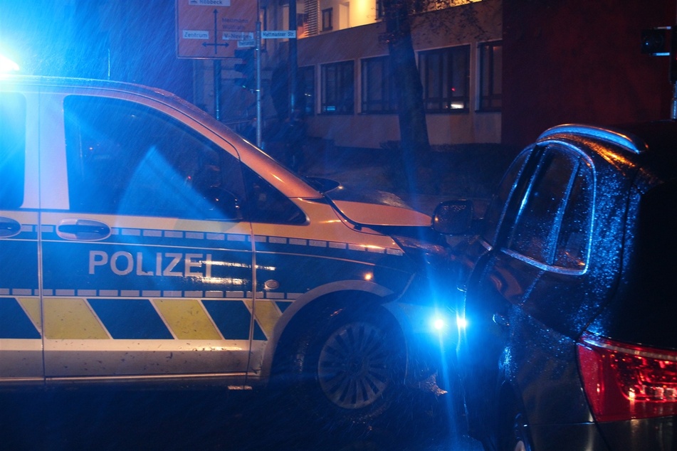 An einer Kreuzung in Velbert kam es zu einem Unfall zwischen einem Polizeiauto und einem Audi.