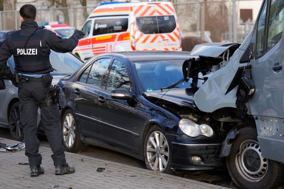 Der Transporter war in den Gegenverkehr geraten und dann frontal mit der B-Klasse zusammengestoßen.